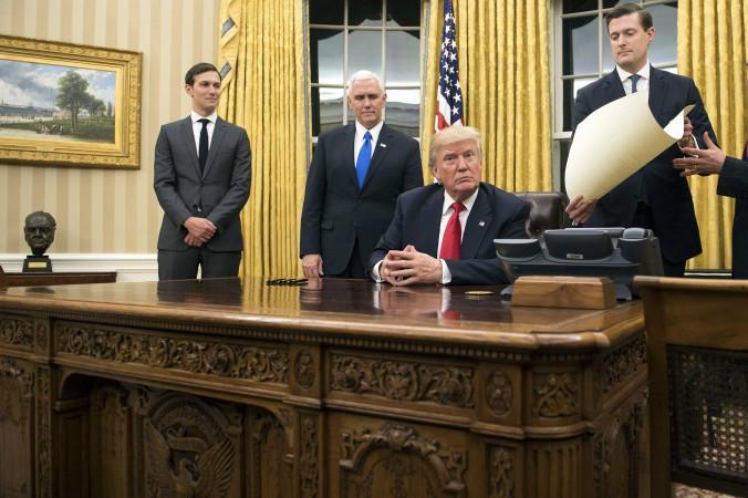 


President Donald Trump under hans första dag i Ovala rummet i Vita huset den 20 januari 2017. Foto: Kevin Dietsch- Pool/Getty Images
                                                                                                                                    