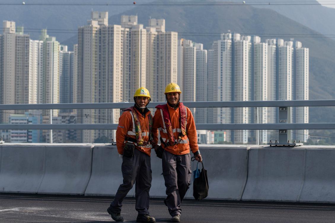 
Kinesiska arbetare på Hong Kong Link Road (HKLR), en del av Hong Kong-Zhuhai-Macau Bridge (HZMB) i Tung Chung, Hongkong. Foto: Anthony Wallace/AFP/Getty Images                                            
