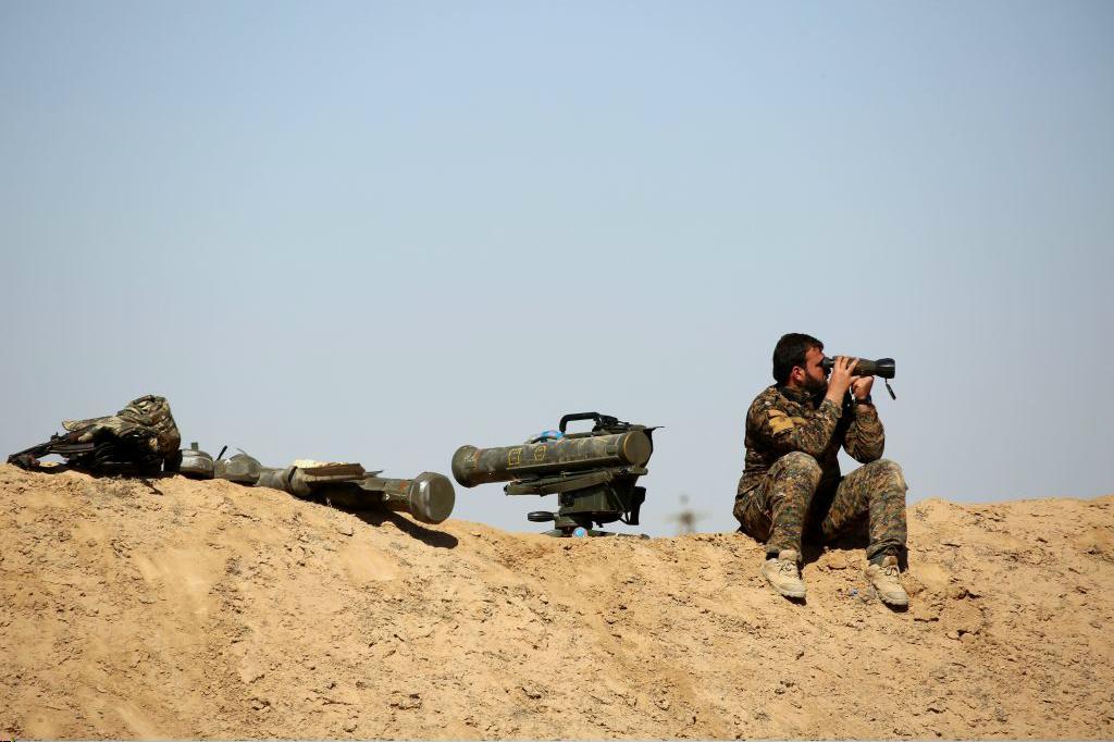 
En soldat från den USA-stödda kurdisk-arabiska rebellalliansen SDF inspekterar omgivningen. Foto: Delil Souleiman /AFP/Getty Images                                            