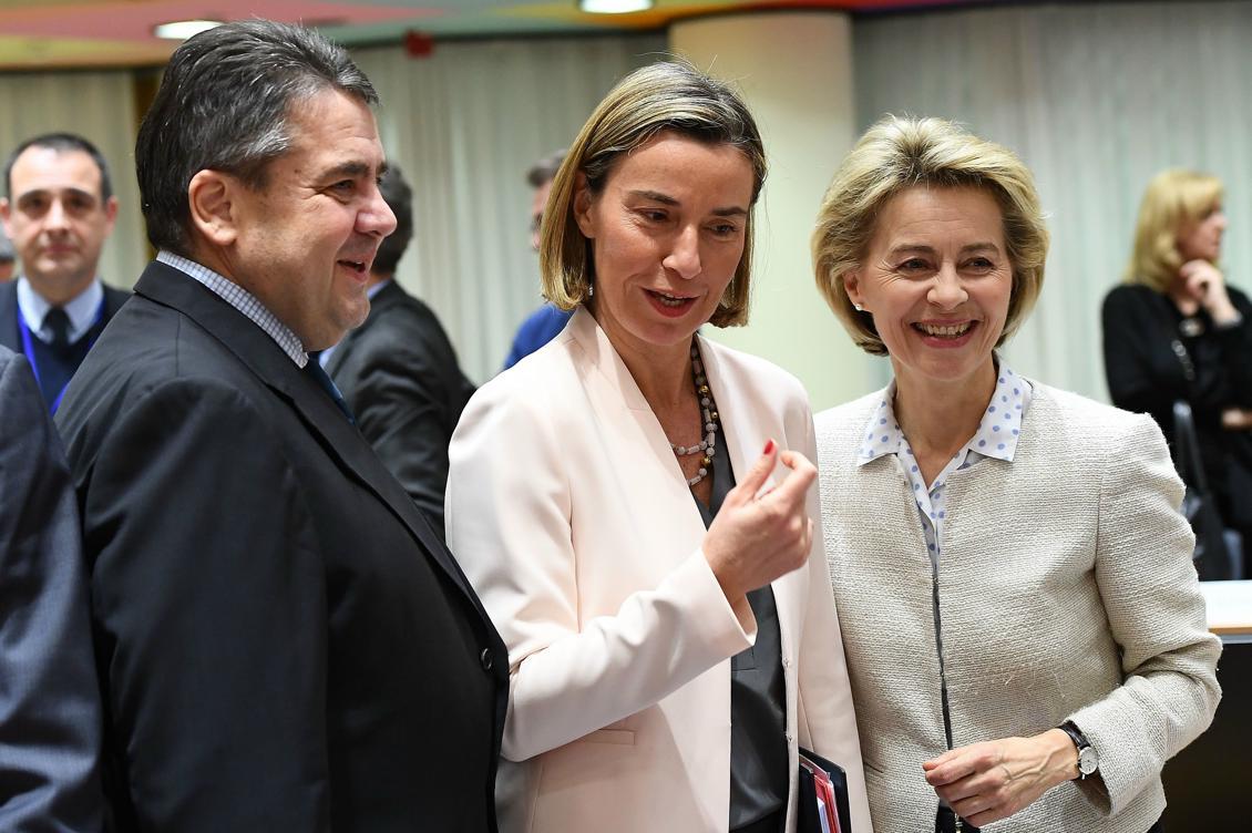 EU:s utrikeschef Federica Mogherini tillsammans med de tyska minstrarna Sigmar Gabriel och Ursula von der Leyen  vid mötet om EU:s försvarssamarbete. Foto: Emmanuel Dunand /AFP/Getty Images
