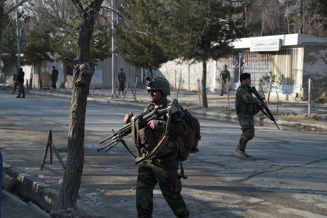 
Militär vaktar nu ingången till sjukhuset i Kabul. Foto: Shah Marai /AFP/Getty Images)                                            