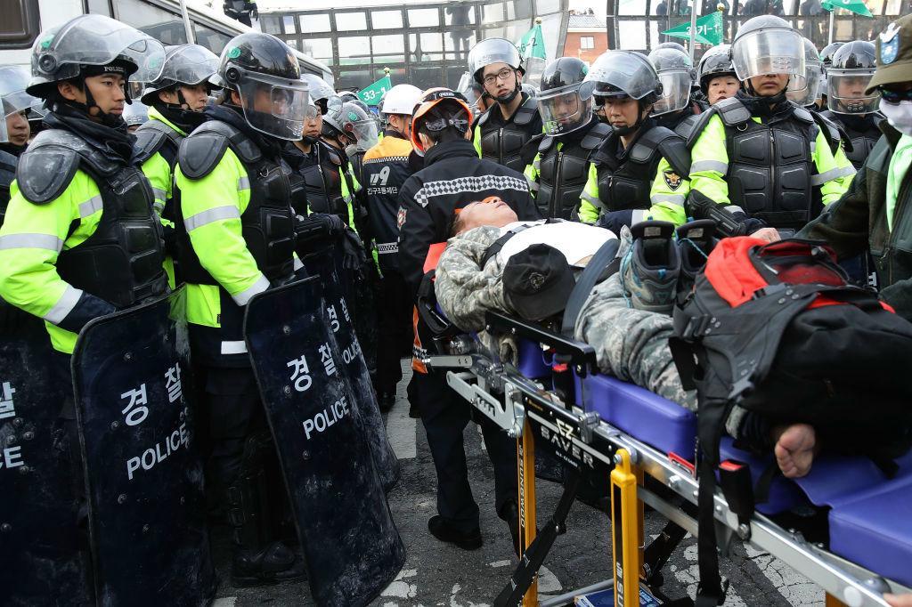 





En av president Parks supportrar skadades under protesterna.  Två omkom i tumultet. Foto: Chung Sung-Jun/Getty Images                                                                                                                                                                                                                                                                        