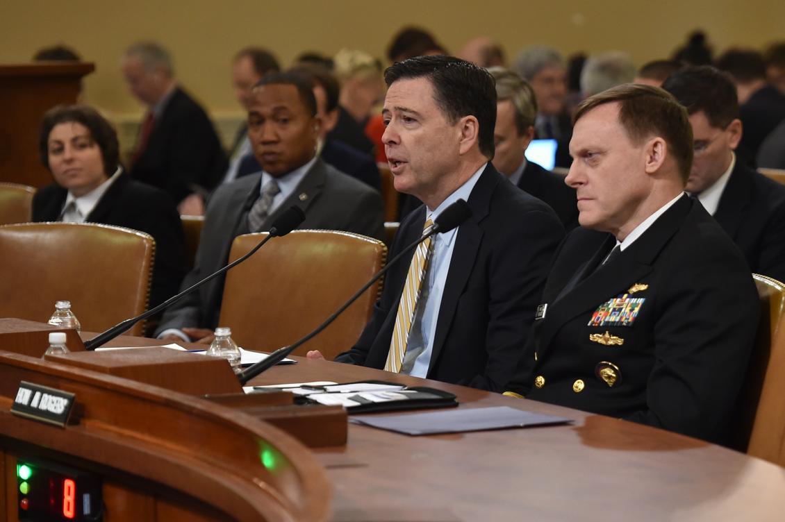 

FBI-chefen James Comey och Mike Rogers, chefen för underrättelseorganet NSA, frågas ut av representanthusets underrättelseutskott. Foto:                                                                                        