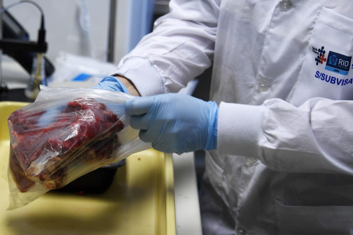 Kött exporteras från Brasilien till mer än 150 länder. Nu har prover hämtats från olika ställen i Rio de Janeiro för analys. Fusk och korruption har fört dåligt kött till Sverige. Foto: Vanderlei Almeida /AFP/Getty Images