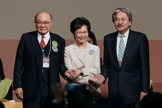 Carrie Lam, Hongkongs nya Chief Executive (mitten) omgiven av de två förlorande kandidaterna Woo Kwok-hing (vänster) och John Tsang (höger). Foto: Anthony Kwan/Getty Images