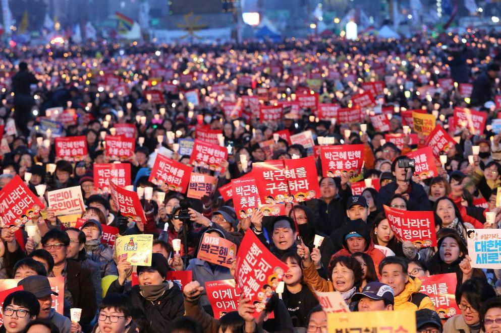 Tiotusentals människor har intagit Seouls gator. Foto: Ahn Young-Joon/AP/TT