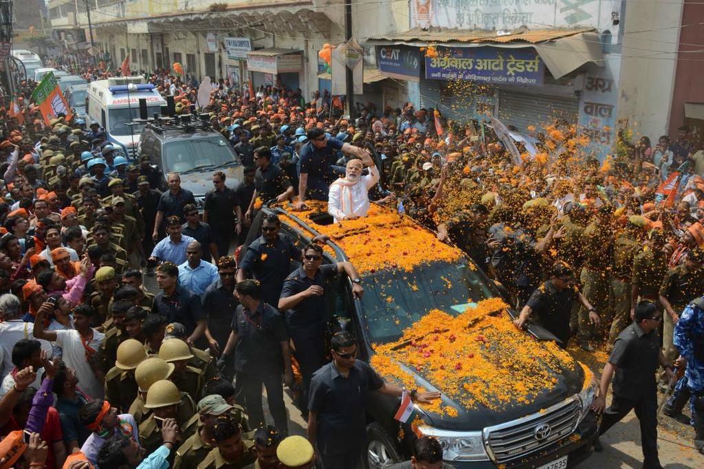 Indiens premiärminister Narenda Modi vinkar till anhängare under valkampanjen i delstaten Uttar Pradesh. Arkivbild. Foto: AP/TT