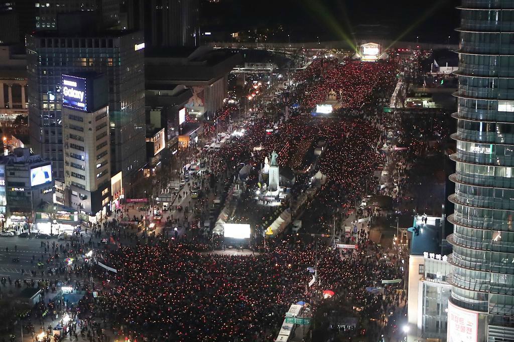
Protester mot korrupotionsanklagade presidenten Park Geun-Hye i Sydkoreas huvudstad Seoul. Foto: Kim Do-hun/AP/T                                            