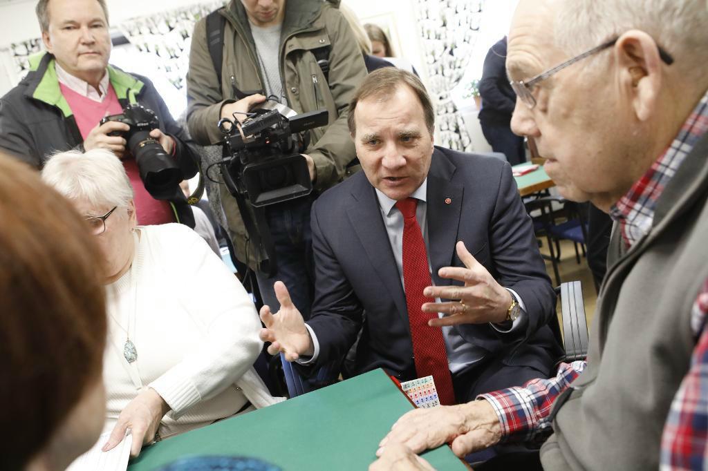 
Statsminister Stefan Löfven diskuterar förslaget om sänkt skatt för pensionärer i PRO:s lokaler i Järfälla, Stockholm. Foto: Christine Olsson/TT                                            