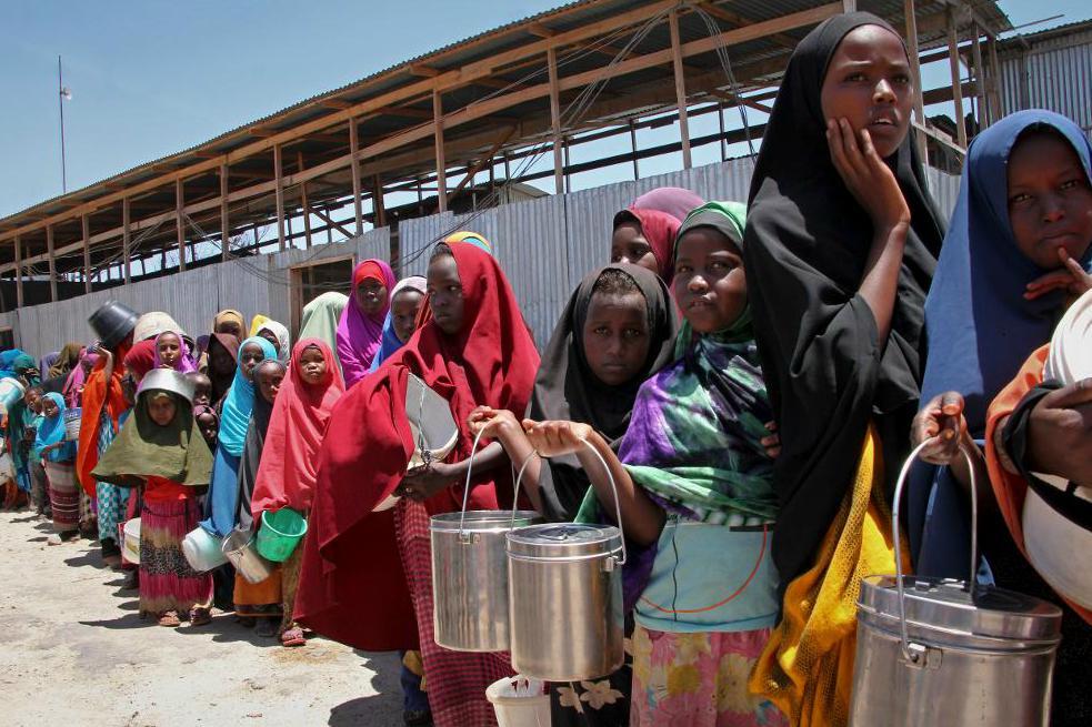 


Svår och långvarig torka har lett till hungersnöd i södra Somalia. Många har flytt till huvudstaden Mogadishu i hopp om att få hjälp. Foto: Farah Abdi Warsameh/AP/TT                                                                                                                                    