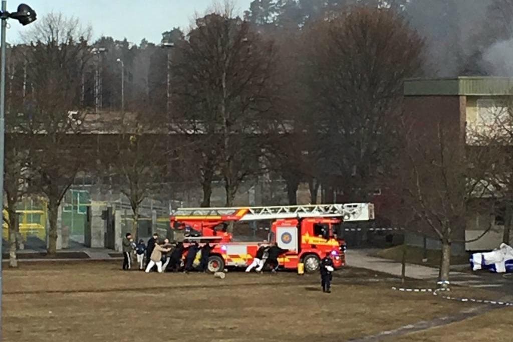 Brandbilen körde fast under utryckning till en brand. Då högg Tenstaborna i och hjälpte den loss. Foto: Erica Aicha