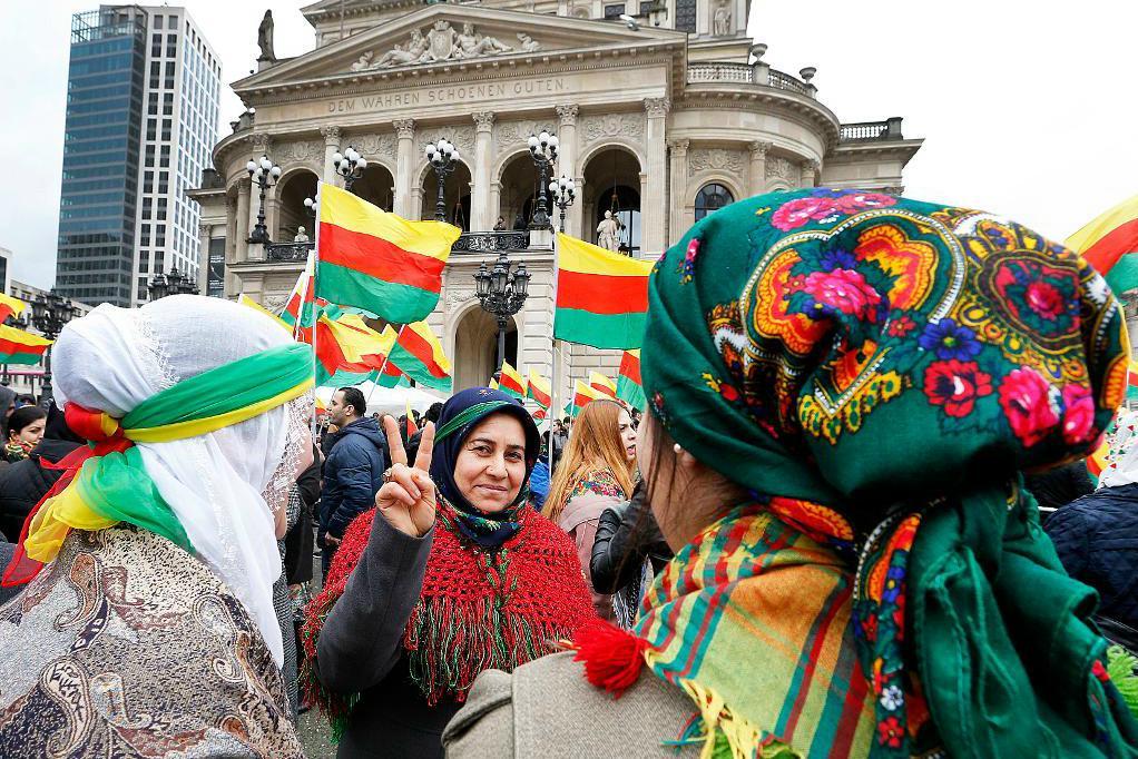 Kvinnor i traditionella kurdiska klädesdräkter under demonstrationen i Frankfurt. Foto: Michael Probst/AP/TT