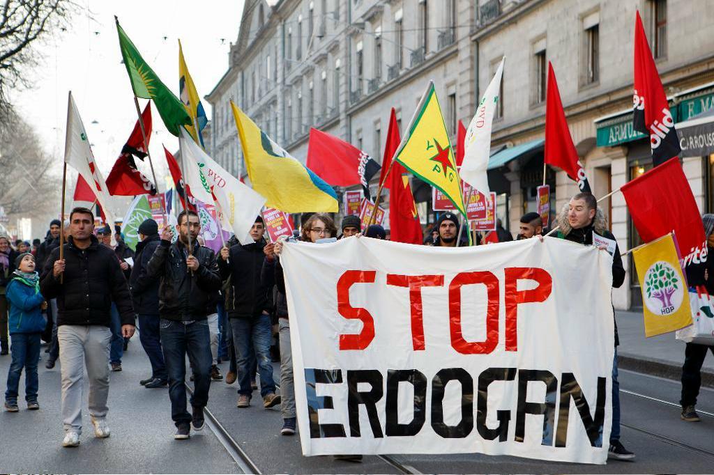 En demonstration mot Erdogan i Genève i december 2016. Arkivbild. Foto: Salvatore Di Nolfi/AP/TT
