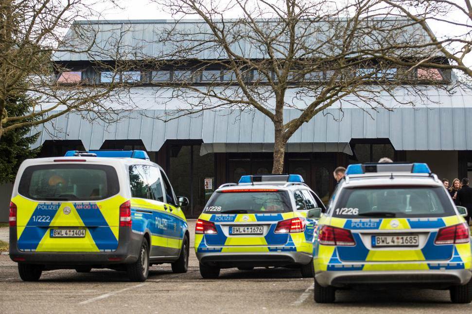 



Polisbilar parkerade utanför Rotenfels-hallen i Gaggenau, där mötet skulle ha hållits. Foto: Christoph Schmidt/DPA via AP                                                                                                                                                                                