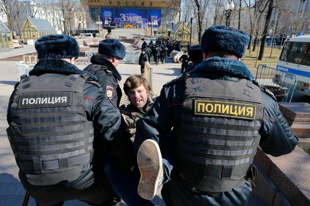 


Polis griper en man i Moskva inför de utannonserade demonstrationerna. Personen på bilden är inte Aleksej Navalnyj. Foto: Alexander Zemlianichenko/AP/TT                                                                                                                                    