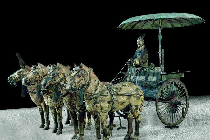Vagnsekipage i brons med pigment (modern replik), med ursprung från Qindynastin 221-206 f.Kr. Qin Shihuang Mausoleum Site Museum. Foto: Metropolitan Museum of Art.