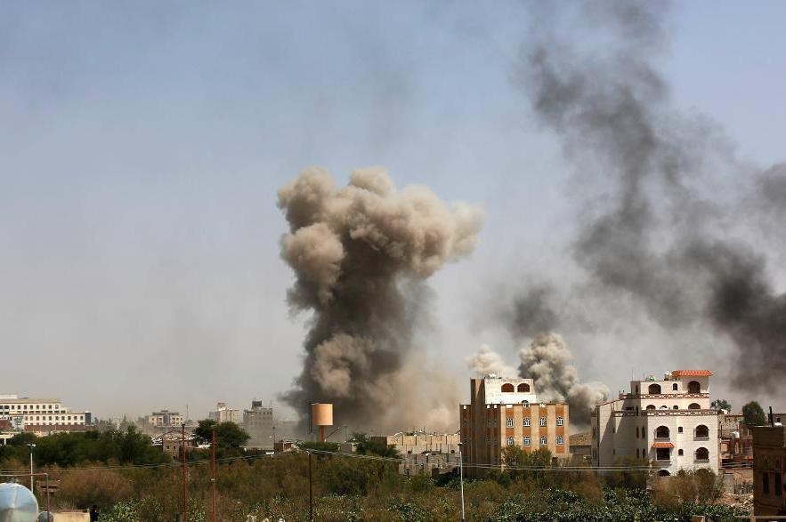 Röken stiger efter en saudiskledd flygattack mot rebellfästen i Jemens huvudstad Sanaa. Arkivbild. Foto: Hani Mohammed/AP/TT