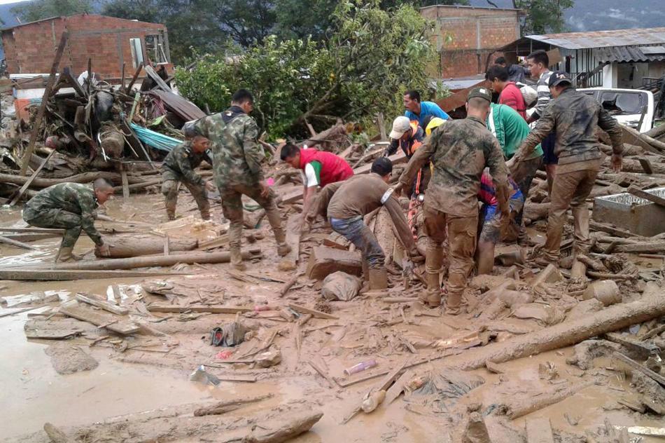 

Colombianska militärer arbetar tillsammans med invånare i räddningsarbetet i Mocoa.
Colombianska armén. Foto: AP/TT                                                                                        
