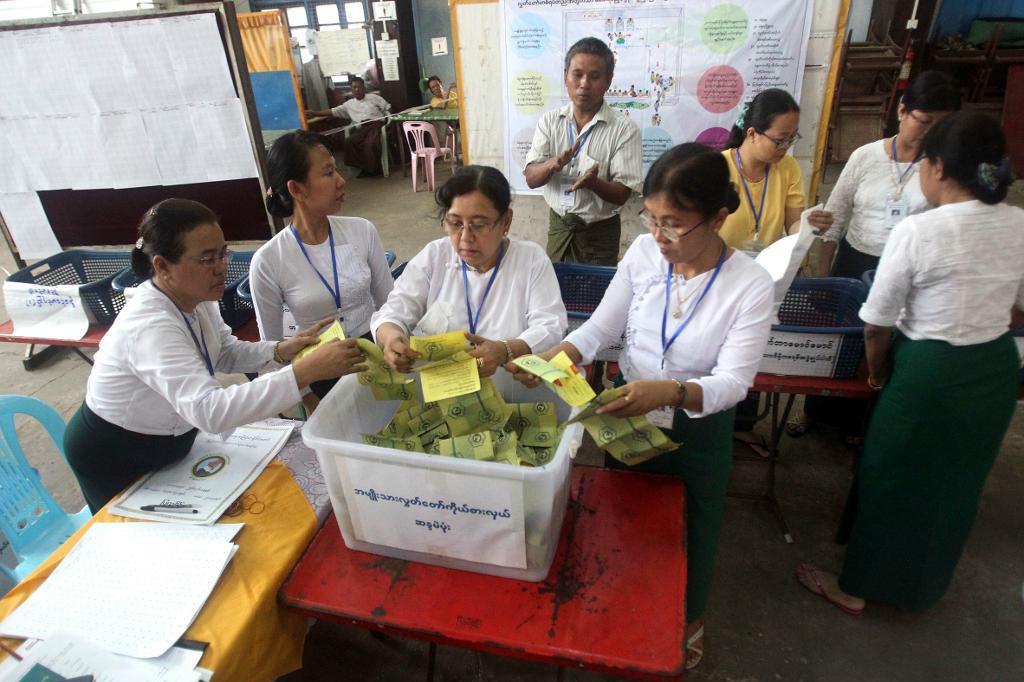 Räknandet av valsedlar förbereds, sedan vallokalerna i Burmas fyllnadsval stängt. Foto: Thein Zaw/AP/TT