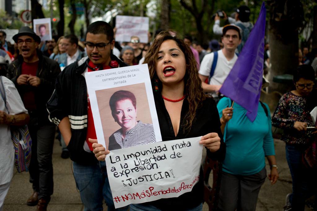 
Invånare i Mexikos huvudstad Mexico City protesterar mot att rättsväsendet inte straffar dem som mördar journalister. Bilden är från den 25 mars, strax efter mordet på Miroslava Breach som syns på plakatet. Foto: Eduardo Verdugo/AP/TT                                            