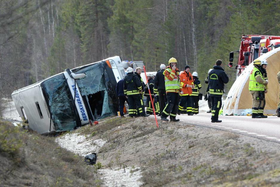 
Busschauffören kommer att delges misstanke om brott efter den dödliga olyckan utanför Sveg i söndags, där tre ungdomar omkom. Foto: Nisse Schmidt/TT                                            