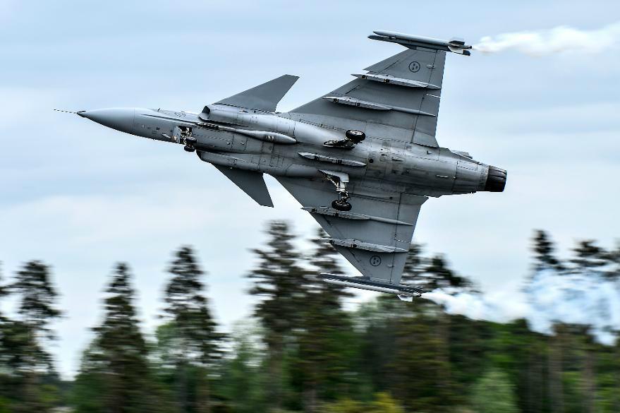 
Tester som genomförts visar att Gripen kan flyga på rapsolja. Foto: Anders Wiklund/TT                                            