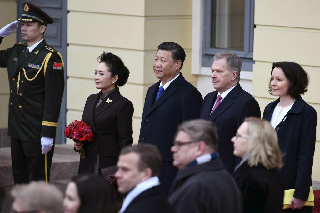 
Kinas president Xi Jinping med fru Liyuan togs emot av Finland president Sauli Niinistö och hans fru Jenni Haukio i Helsingfors. Foto: Martti Kainulainen/AP/TT
                                            