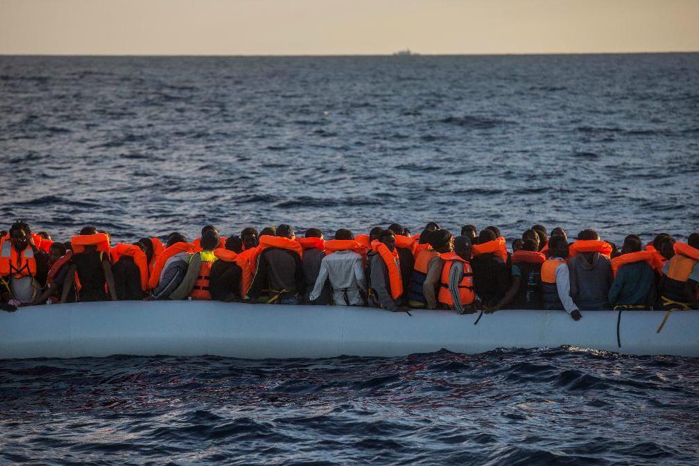 
Fyra misstänkta smugglare som vaktade en flyktingbåt utanför Libyens västra kust har dödats av kustbevakare. Foto: Santi Palacios-arkivbild                                            