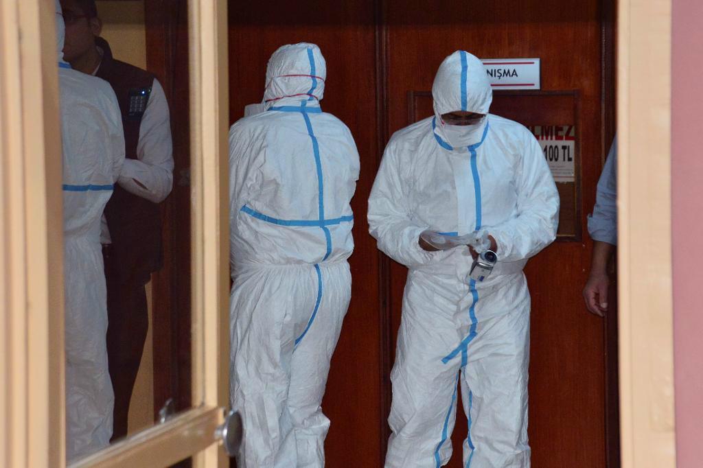 
Experter från världshälsoorganisationen WHO har deltagit i obduktioner i Adana i Turkiet av offer för den misstänkta kemvapenattacken i Syrien. Foto: AP/TT                                            