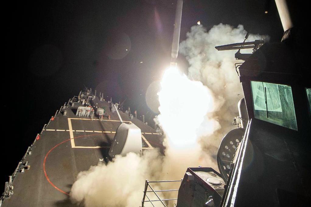 

Den amerikanska marinens USS Ross avfyrar Tomahawk-robotar från Medelhavet. Bilden har gjorts tillgänglig av amerikanska flottan. Foto: Robert S. Price/AP/TT                                                                                        