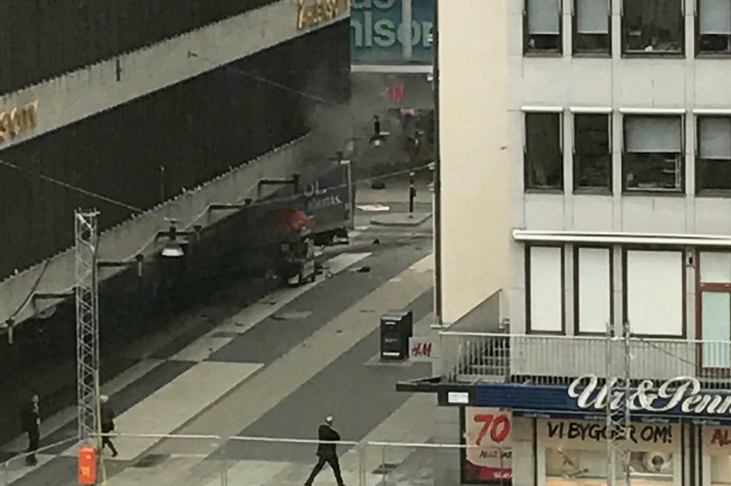 














Ett fordon har kört in i människor på Drottninggatan i centrala Stockholm, rapporterar flera medier. Foto Andreas Schyman / TT                                                                                                                                                                                                                                                                                                                                                                                                                                                                                                                                                                                                                                                                                     