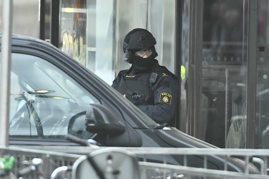 



Poliser i skyddsutrustning och förstärkningsvapen finns i centrala Stockholm. Foto: Claudio Bresciani/TT                                                                                                                                                                                