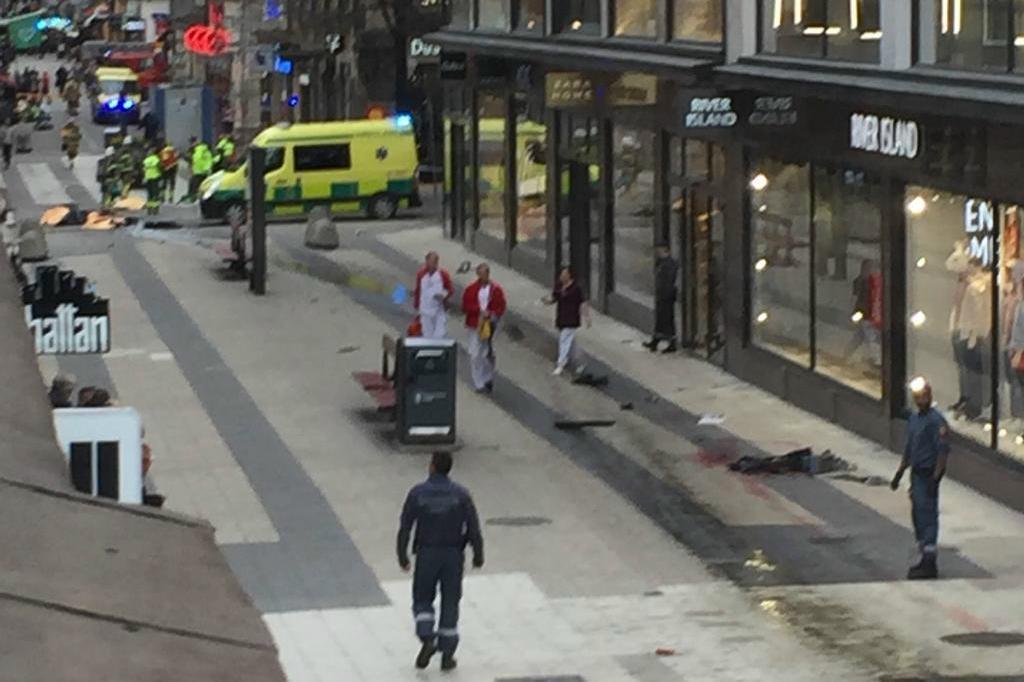 


Tre personer dödade när ett fordon har kört in i människor på Drottninggatan i centrala Stockholm. Foto: Andreas Schyman/TT                                                                                                                                    