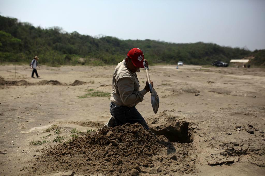 
En hemlig massgrav i Mexiko grävs ut av frivilliga. Arkivbild. Foto:
Felix Marquez/AP/TT                                            