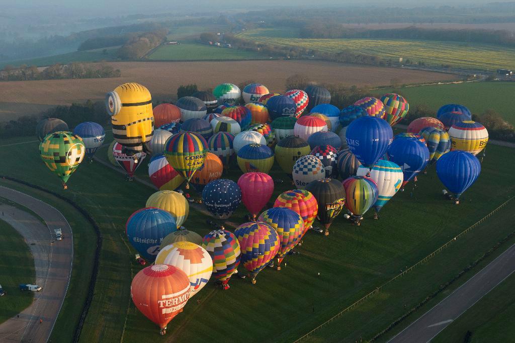 Vid starten för ballongflygningen från Kent i södra England fanns närmare hundra ballonger på startfältet. Foto: Victoria Jones/AP/TT