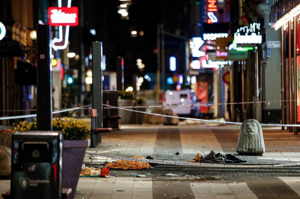 Spår efter terrorattacken innanför avspärrningen vid Åhléns på Drottninggatan i Stockholm. Foto: Fredrik Persson/TT