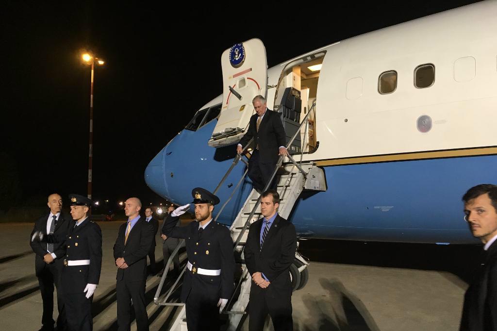 

USA:s utrikeminister Rex Tillerson anländer till Pisa, Italien, på söndagen. Foto: Josh Lederman/AP/TT                                                                                        