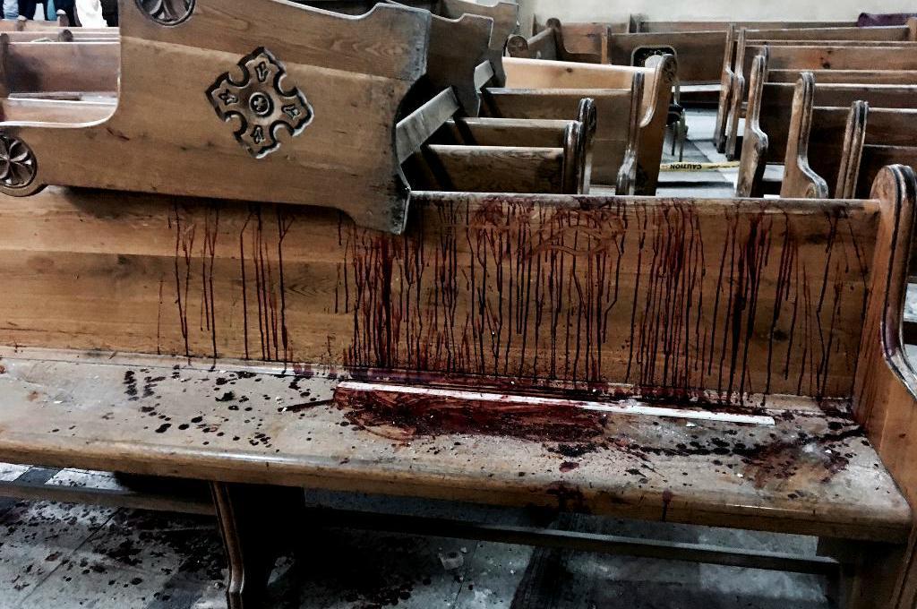 
Blodfläckar i en av de koptiska kyrkor som drabbades av söndagens IS-dåd. Foto: Nariman El-Mofty/AP/TT                                            