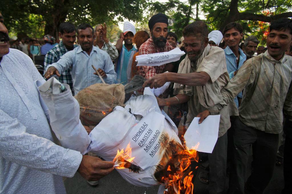 
Indier protesterar 2013 efter att en tidigare spiondömd man dödats av medfångar i pakistanskt fängelse. Mannen hade dömts till döden 16 år tidigare. Foto: Channi Anand/AP/TT                                            