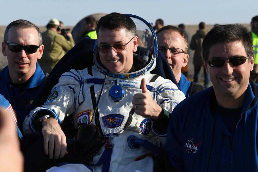 
Markpersonal bär den amerikanske astronauten Shane Kimbrough i en stol efter landningen i Kazakstan på måndagen. Foto: Kirill Kudrjavtsev/Pool foto via AP                                            