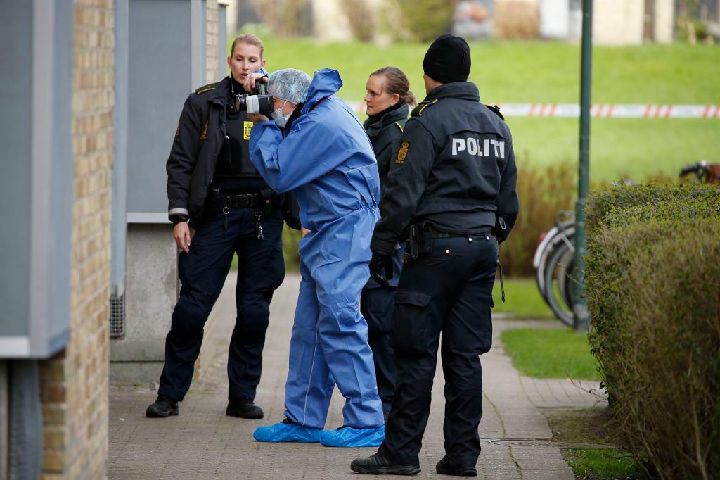 
Köpenhamnspolisen hittade i morse fyra döda personer i lägenheten i Brønshøj. Foto: Jens Astrup/Scanpix/TT

                                            