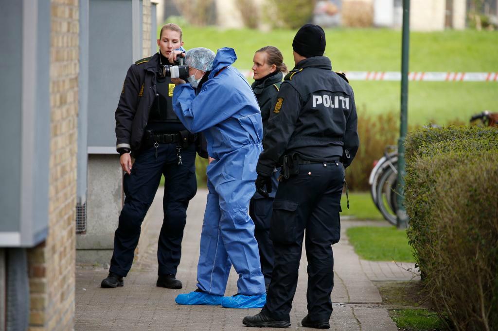 


Köpenhamnspolisen hittade i morse flera döda personer i en lägenhet i Brønshøj. Foto: Jens Astrup/Scanpix/TT                                                                                        