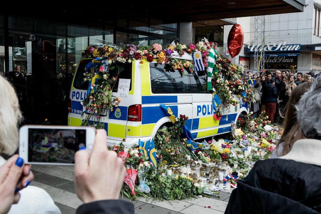 
Hyllningarna till polisen efter terrorattacken har även kommit från oväntat håll - de tungt kriminella. Foto: Christine Olsson/TT                                            