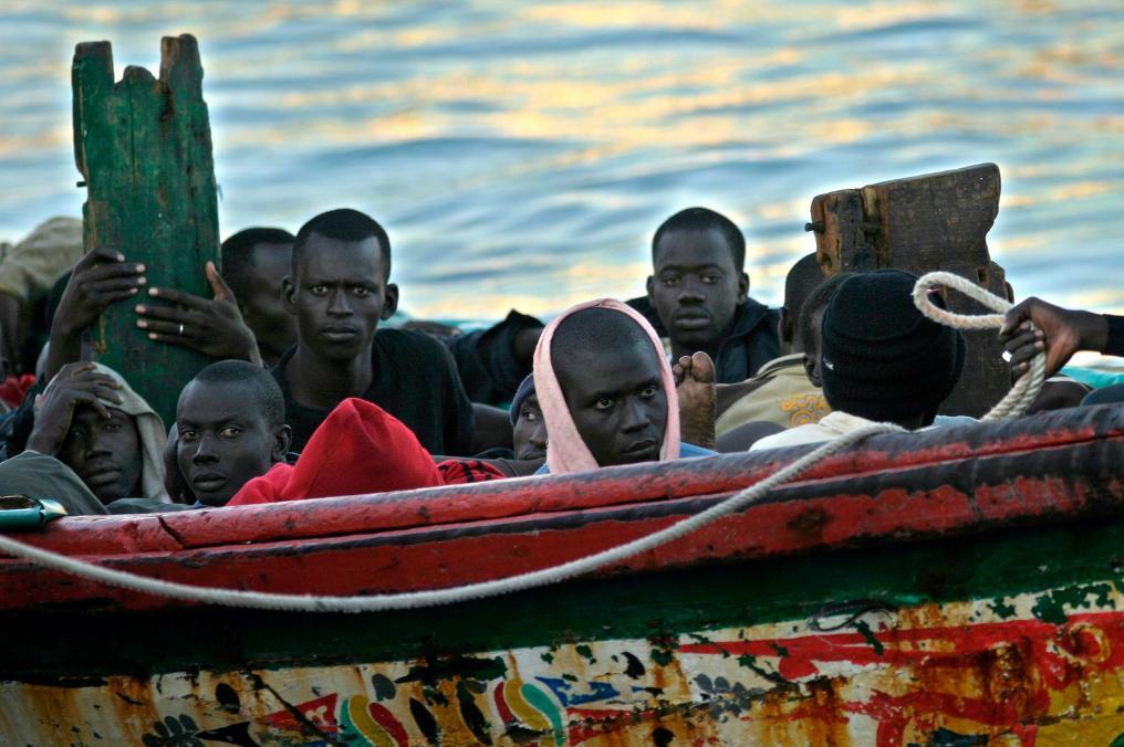 
En båt med afrikanska flyktingar anländer till Kanarieöarna. Foto: Arturo Rodriguez /AP/TT                                            