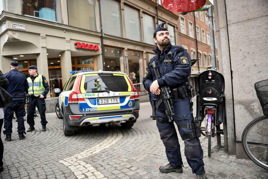 Polis med förstärkningsvapen i Stockholm dagen efter terrordådet på Drottninggatan. Foto: Noella Johansson/TT
