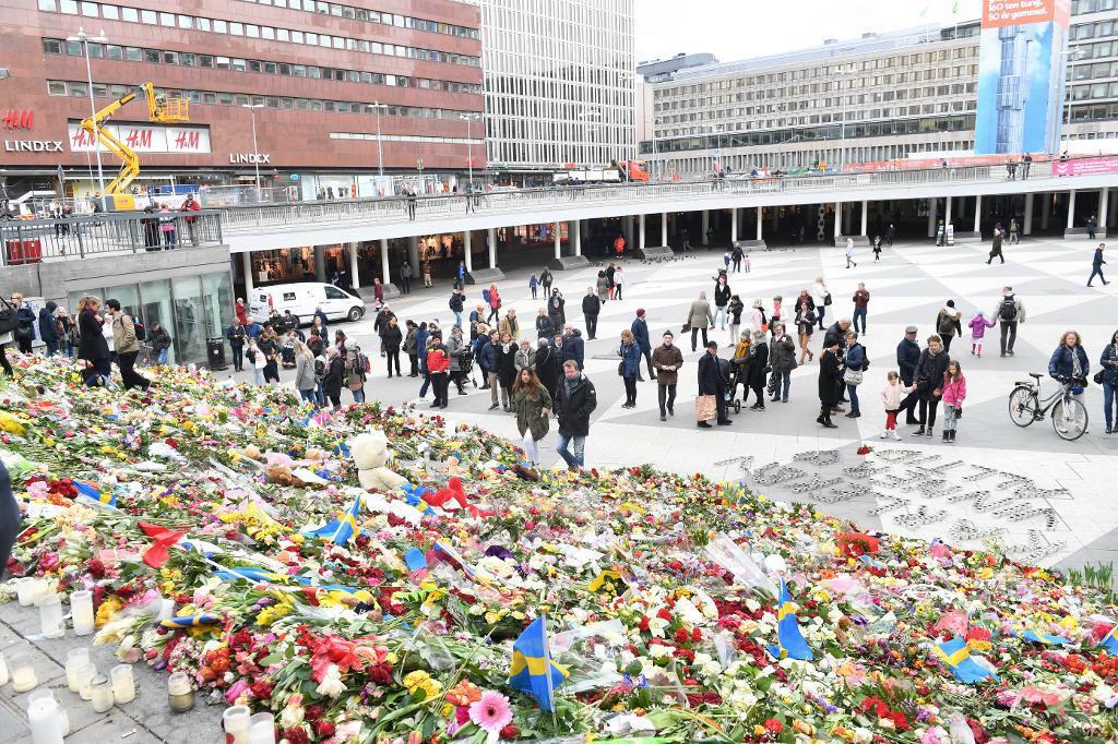 
Stockholms kommun och landstinget fortsätter att erbjuda krisstöd efter dådet på Drottninggatan hela påskhelgen. Foto: Fredrik Sandberg/TT-arkivbild                                            