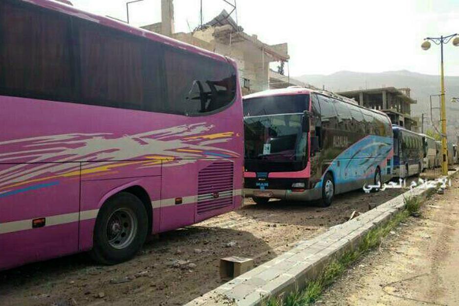 
Bussarna på bilden är från evakueringen av två andra städer i Syrien, Madaya and Zabadani, den 12 april. Foto: AP/TT                                            