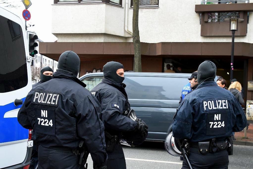 Maskerade poliser utanför moskén i Hildesheim på långfredagen. Foto:
Holger Hollemann/DPA/AP/TT