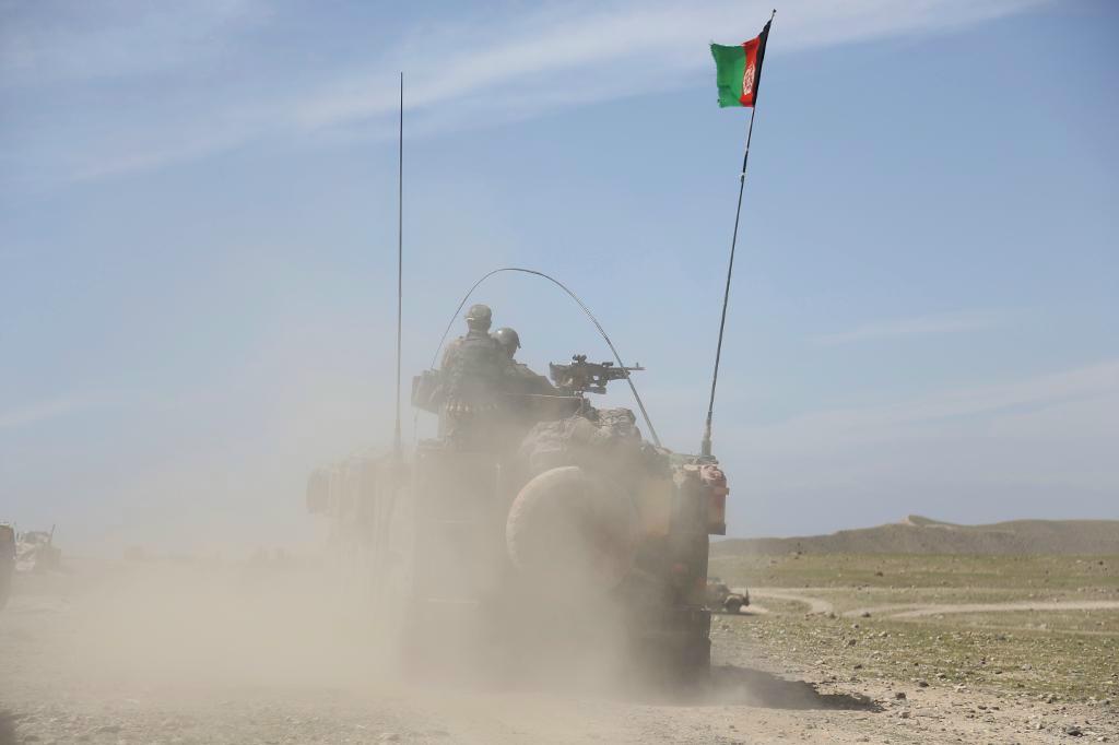 
Afghanska styrkor på patrull i närheten av området som nyligen bombades av USA. Foto:
Rahmat Gul/AP/TT                                            