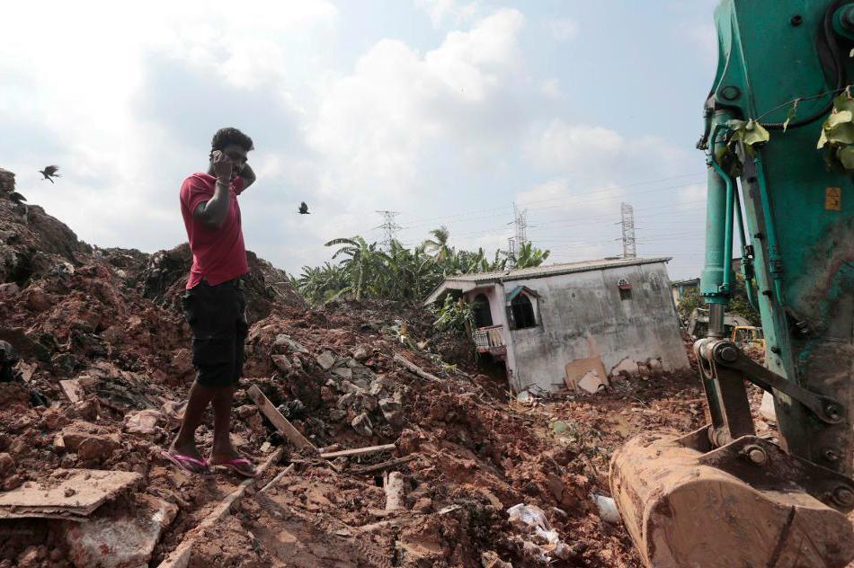 Minst 16 personer har dödats sedan många hem begravts av sopor i Colombo i Sri Lanka. Foto:
Eranga Jayawardena/AP/TT
